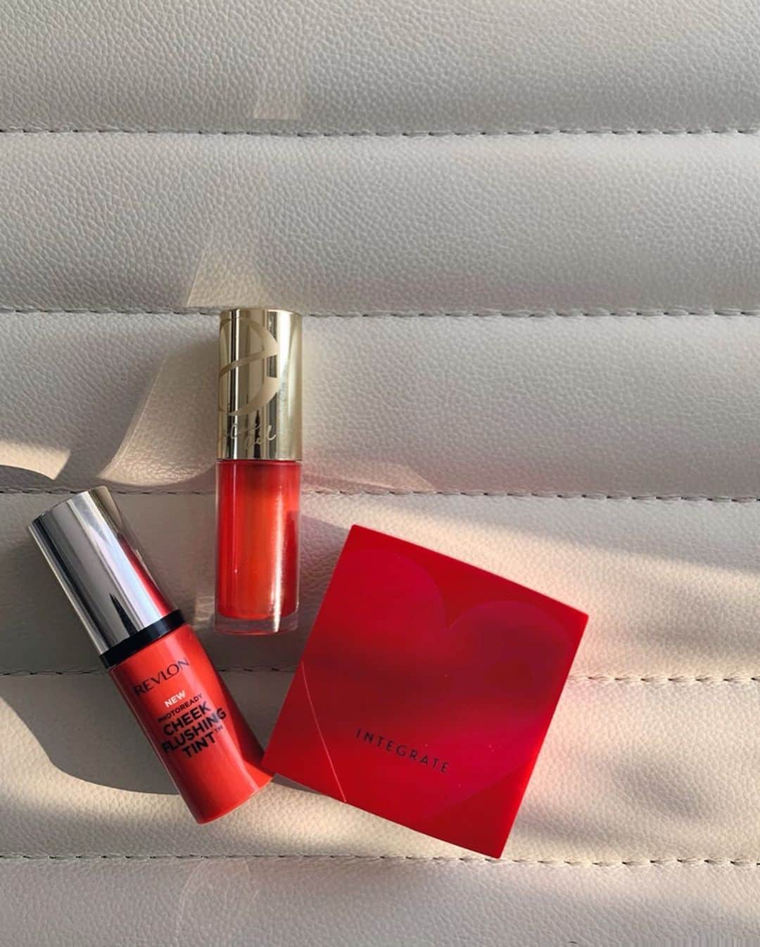 Marika Kajiwaraさんのインスタグラム写真 - (Marika KajiwaraInstagram)「SUMMER MAKE🌞💄 2枚目おすすめアイテム写真▶︎▷▶︎ ＊ 最近のお気に入りプチプラコスメを  しっかり本音レポ♥︎◟⌣̈⃝◞♥︎ ＊ ＊ 【ファンデーション】 → @integrate_jp  #プロフィニッシュファンデーション プチプラやのにめっちゃ優秀！！ パウダーやけど粉っぽくなくて 乾燥もしないし崩れにくい🌞 マキアージュのファンデとこれを 顔半分ずつ塗って１日過ごしたけど こっちの方が好きやった🙄✨ カバー力も高めやし 塗るの簡単やからおすすめです♡ ＊ 【ハイライト】 → @revlon #カラーステイエンドレスグロウリキッドハイライター 001 とにかくキラッキラで綺麗✨ 鼻筋に使うとめっちゃいい！！ ただ鼻以外に使うと若干ヨレるから 鼻だけに使ってます🙆🏻‍♀️ 001はどんな肌色でも合いそう♡ ＊ 【チーク】 → @revlon 限定品 #フォトレディチークフラッシングティント 003 コーラルって書いてるけど 結構オレンジっぽい色味で夏色🧡 綺麗に塗れば全然落ちないし 滲み出る感じの血色感がいい！！ めっちゃ少量でもかなりの発色やから コスパも良さそう🙆🏻‍♀️ 真利花はそのまま指で直塗りしてるよ♡ ＊ ＊ ＊  #メイク #夏メイク #プチプラコスメ #コスメマニア #コスメレポ #おすすめコスメ #裸眼 #裸眼メイク #ビュースタグラマー #like #make #instagood」7月10日 20時35分 - marika__kw