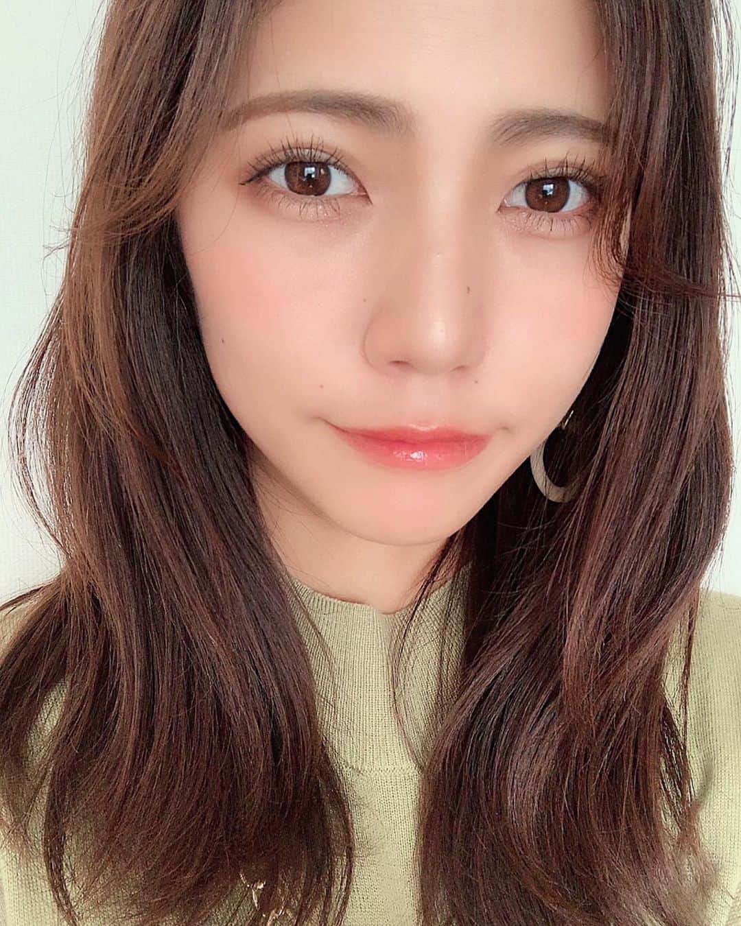 のインスタグラム：「SUMMER MAKE🌞💄 2枚目おすすめアイテム写真▶︎▷▶︎ ＊ 最近のお気に入りプチプラコスメを  しっかり本音レポ♥︎◟⌣̈⃝◞♥︎ ＊ ＊ 【ファンデーション】 → @integrate_jp  #プロフィニッシュファンデーション プチプラやのにめっちゃ優秀！！ パウダーやけど粉っぽくなくて 乾燥もしないし崩れにくい🌞 マキアージュのファンデとこれを 顔半分ずつ塗って１日過ごしたけど こっちの方が好きやった🙄✨ カバー力も高めやし 塗るの簡単やからおすすめです♡ ＊ 【ハイライト】 → @revlon #カラーステイエンドレスグロウリキッドハイライター 001 とにかくキラッキラで綺麗✨ 鼻筋に使うとめっちゃいい！！ ただ鼻以外に使うと若干ヨレるから 鼻だけに使ってます🙆🏻‍♀️ 001はどんな肌色でも合いそう♡ ＊ 【チーク】 → @revlon 限定品 #フォトレディチークフラッシングティント 003 コーラルって書いてるけど 結構オレンジっぽい色味で夏色🧡 綺麗に塗れば全然落ちないし 滲み出る感じの血色感がいい！！ めっちゃ少量でもかなりの発色やから コスパも良さそう🙆🏻‍♀️ 真利花はそのまま指で直塗りしてるよ♡ ＊ ＊ ＊  #メイク #夏メイク #プチプラコスメ #コスメマニア #コスメレポ #おすすめコスメ #裸眼 #裸眼メイク #ビュースタグラマー #like #make #instagood」