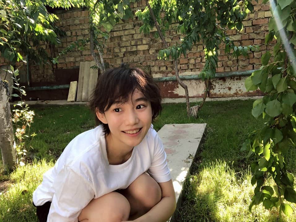 Baekのインスタグラム：「今回の一人旅先はキルギスです！ 15時間経由経由して今朝やっと着きました！今日泊まることになったところは、庭に杏がいっぱいあるお家です！お家のママと杏を取って食べながらお話しして娘のNazikaと夕飯の準備で野菜を切ってます🥬 明日は朝早く起きて山登りです！」