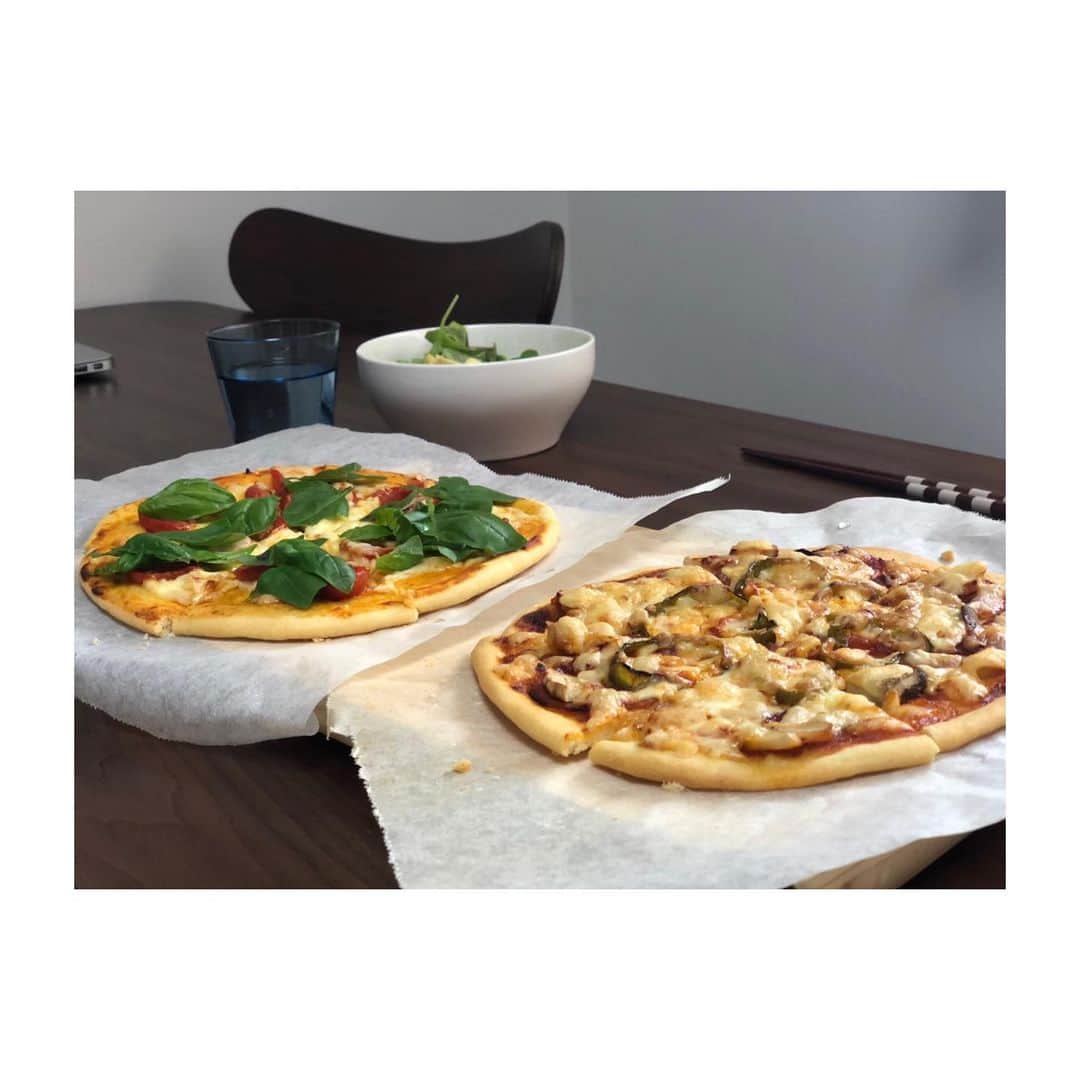 永楠あゆ美のインスタグラム：「新しいオーブンでピザを焼いてみた！！！ 幸せのひととき✨ 次は何を作ろうかなー。 バジルは家庭菜園にハマっている父が育ててくれました。 #pizza #ピザ #手作り #料理 #cooking」
