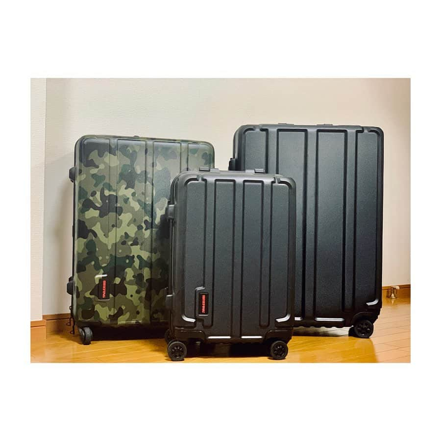 肥野竜也さんのインスタグラム写真 - (肥野竜也Instagram)「【HARDCASE】 ・ 先日の投稿でもありましたが… ついにGETしました😏✨ そして「BRIEFING」のハードケースが大中小揃った😋👍✨ 肥野HARDCASEコレクション!!!w 仲間入りしたNEWモデル達!! グリップが持ちやすくなりGOOD!! 車輪の動き&安定感が良くなりGOOD!! ワンタッチで閉めれるのは楽でGOOD!! 35Lは98Lにすっぽり入るので収納に場所とらないGOOD!!w まあ1番は何より…カッコいい!!www HARDCASE探すなら、これからは「BRIEFING」でしょ!!😎✨ 何処かに行きたくなってきた〜😅w ・ #肥野ファッション #肥野LIFE #HARDCASE #ハードケース #スーツケース #キャリーケース #BRIEFING #ブリーフィング」7月10日 20時44分 - tatsuya_hino