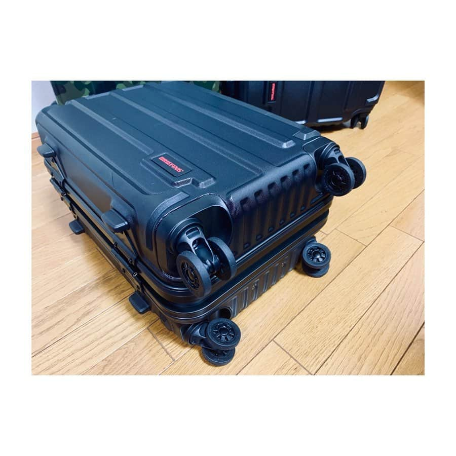 肥野竜也さんのインスタグラム写真 - (肥野竜也Instagram)「【HARDCASE】 ・ 先日の投稿でもありましたが… ついにGETしました😏✨ そして「BRIEFING」のハードケースが大中小揃った😋👍✨ 肥野HARDCASEコレクション!!!w 仲間入りしたNEWモデル達!! グリップが持ちやすくなりGOOD!! 車輪の動き&安定感が良くなりGOOD!! ワンタッチで閉めれるのは楽でGOOD!! 35Lは98Lにすっぽり入るので収納に場所とらないGOOD!!w まあ1番は何より…カッコいい!!www HARDCASE探すなら、これからは「BRIEFING」でしょ!!😎✨ 何処かに行きたくなってきた〜😅w ・ #肥野ファッション #肥野LIFE #HARDCASE #ハードケース #スーツケース #キャリーケース #BRIEFING #ブリーフィング」7月10日 20時44分 - tatsuya_hino