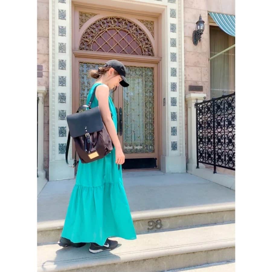 リナのインスタグラム：「お日様が恋しい…今日この頃🌞…♡ . 最近ずーっと、曇り空… なんだか気分がパッとしない…😖 . お日様早く来てっ❗️ . 先月の、USJの画像でも見て元気だそっ🤗 . みんなの三連休のご予定は？？✈️ ........................................................... #晴れが恋しい #夏女 #夏よ来い #USJ #ユニバ #ユニバコーデ #ティアードワンピ #エメラルドグリーン #ワンピ #ootd #ファッション #プチプラコーデ  #ママコーデ #3児ママ #eka #神戸レタス #スポーティーコーデ #ガストンルーガ #リュック #リュック女子」