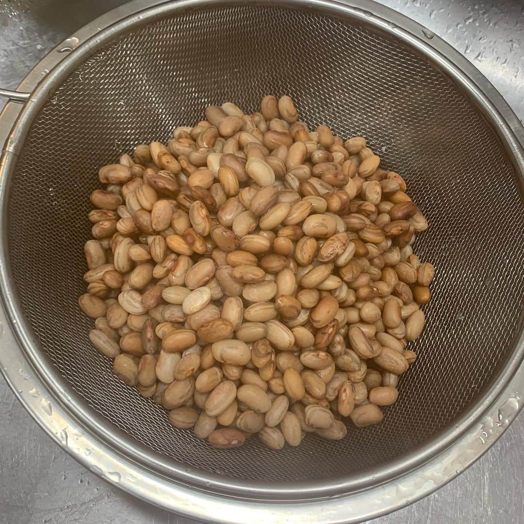 夛田凌輔さんのインスタグラム写真 - (夛田凌輔Instagram)「昨日作ったフェジョン！！ まずは豆を水で洗って一晩水に浸ける。  豆を煮る（沸騰させてアクが出たら水変える。2、3回繰り返す）  にんにく、玉ねぎ、ベーコンを切ってオリーブオイルで炒める。  豆を煮ているところに炒めたベーコンとかを入れて煮る。  しっかり混ぜて豆が潰れてとろみが出たら塩コショウで味を整えて完成。  #chrisキッチン #フェジョン」7月10日 20時49分 - ryosuke.tada