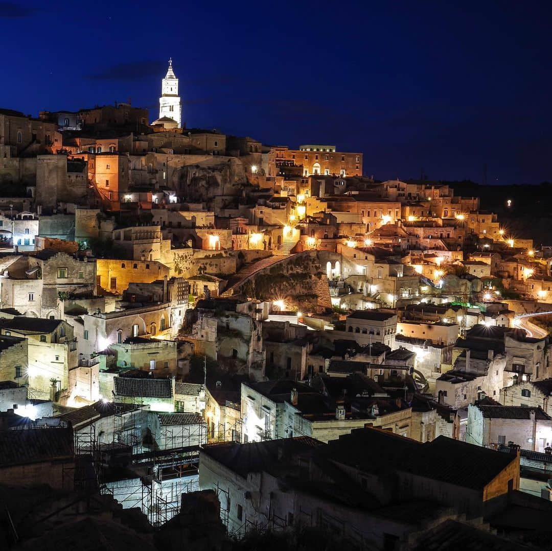 田島知華さんのインスタグラム写真 - (田島知華Instagram)「【Italy🇮🇹Matera】Matera at night is romantic🌙 暗くなって美しさを増す、ロマンティックな夜のマテーラ。 街には明かりが灯り、昼よりもさらに ノスタルジックな雰囲気を感じられます。 宝石箱のようにキラキラと輝く洞窟住居を眺めるには、 大聖堂前のドゥオモ広場からがおすすめです。 Copyright © TAJIHARU  PENTAX K-1 MarkⅡ HD PENTAX-D FA 28-105mmF3.5-5.6ED DC WR _ #たじはるトリップ #TAJIHARU_italy #イタリア #南イタリア #マテーラ #ヨーロッパ #女子旅 #旅ガール #カメラ女子 #イタリア旅行 #スカイスキャナー #スカイスキャナー旅写真 #italy #southitaly #basilicata #matera #europe #igerseurope #igersitaly #topeuropephoto #topitalyphoto #visititaly #visitmatera #europeancapitalofculture #europeancapitalofculture2019 #wonderful_places #beautifuldestinations #beautifulplace #earthpix #discoverearth」7月10日 20時49分 - haruka_tajima