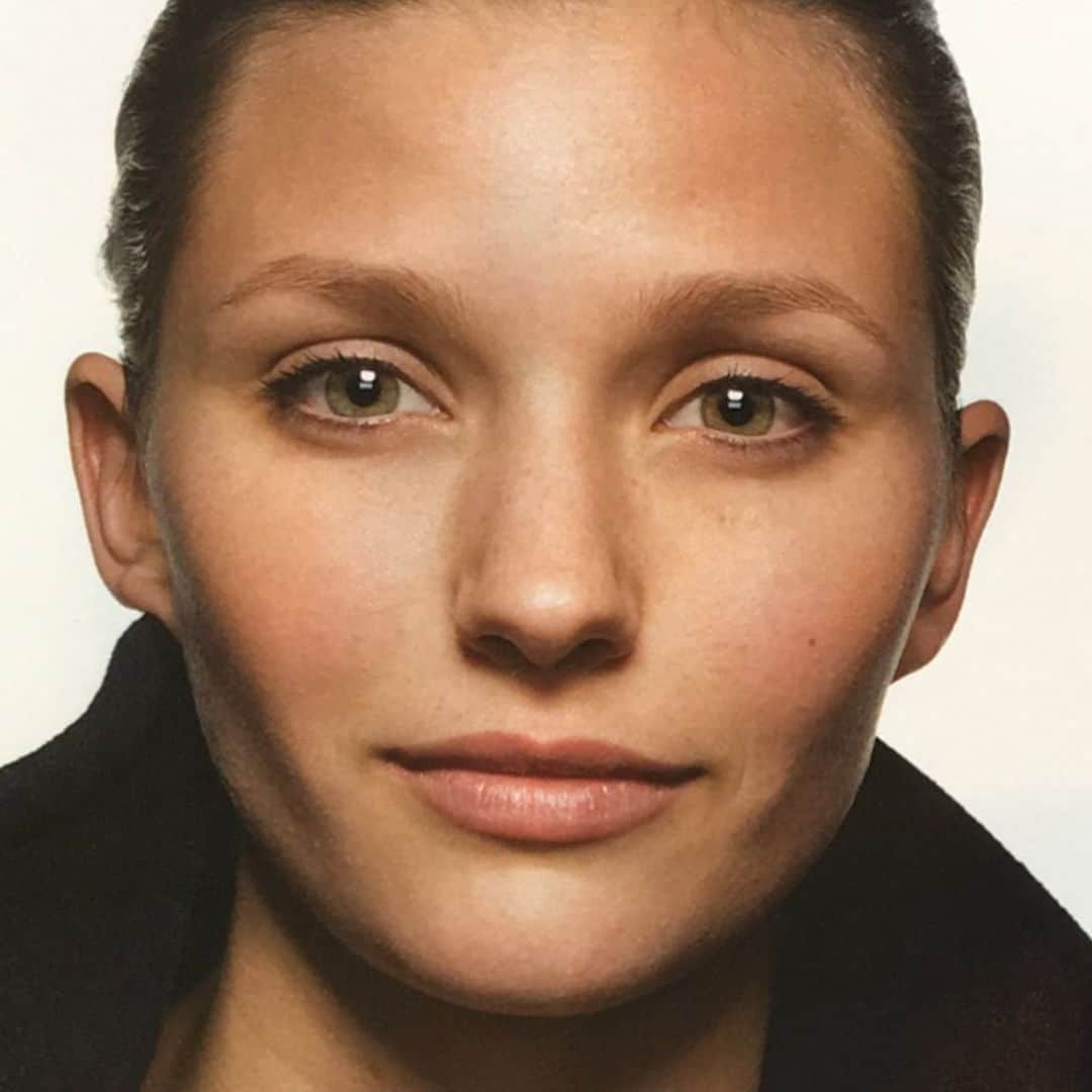 ボビー・ブラウンのインスタグラム：「This is modern to me still. After a beauty shoot a bunch of years ago this beautiful model who was heavily but artfully made up  came back into the studio to say goodby after she washed her face. @henryleutwyler and I saw her in a moment and asked her to get back up on the set. With a wee bit of makeup left she was perfect. Love this image, and moment so much. @michmccallum I will post  the picture of her from the campaign on @bbportfolio later」