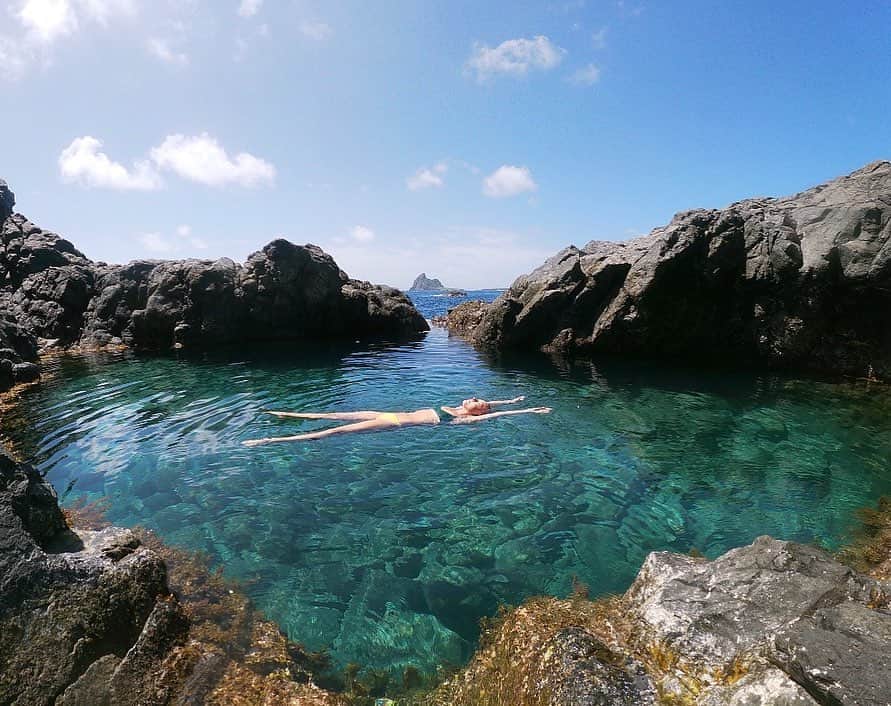 イモージェン・ケアンズさんのインスタグラム写真 - (イモージェン・ケアンズInstagram)「💦 crystal clear pool 🦀 #fernandodenoronha #brasil #hiddenpool #snorkeling #paradise」7月10日 20時53分 - imogencairns