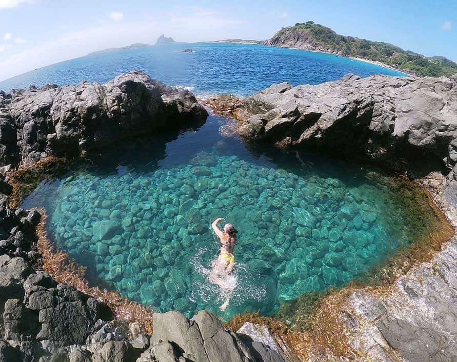 イモージェン・ケアンズさんのインスタグラム写真 - (イモージェン・ケアンズInstagram)「💦 crystal clear pool 🦀 #fernandodenoronha #brasil #hiddenpool #snorkeling #paradise」7月10日 20時53分 - imogencairns