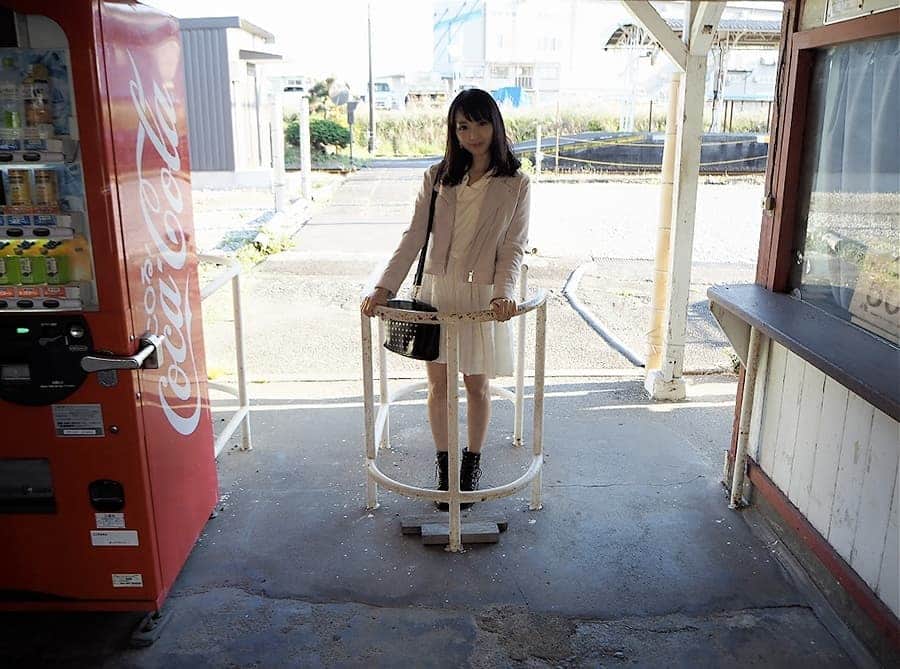 のインスタグラム：「キタコレ！取材オフショットもあとわずか♥ てくてくと岳南富士岡駅から一駅歩いた先、比奈駅でのオフショット(*^^)v * 本編の夜景電車はこちらからみてね♥ http://www.kita-colle.com/m/content/24141/ * 比奈駅はかつて、構内に工場の専用線もいくつかあったそうですが現在は撤退されています。 いまは無人駅ですが、かつては有人駅だったそう。 1.3枚め:がらんとした駅舎がすこし寂しくも渋い味わいです。 * 2枚め:もちろんこの駅からも#富士山 がみえます！ * 4.6枚目: 今は使われていなかった駅の窓口を売り場に、駅員休憩室をレイアウトに改装して移転してきたのが #フジドリームスタジオ501 です！ このお店は鉄道模型を中心に扱っていますが、鉄道グッズももちろん！ 私もここで岳南電車さんのバインダーをげっと♡ * 5.7.8.9.10枚目 店内はかつての駅員休憩室の姿をほとんどそのままとどめており、とても興味深かったです。 昔使われていた券売機の運賃のやすさにびっくり！ お店の方がにこにこと沢山教えてくれました。 ほぼ当時の姿をとどめているそうですが1箇所作られた部分が。 それは10枚目の写真の名札のところ。 さすがにこれはそのままでは…と偽名をつかっているそうですが、たまたまぐうぜん、一人だけ当時の駅員さんと同じ名前があるそう。笑 * いまHPをみてたら、#国際鉄道模型コンベンション にも出店されるそう。 みにいかねばー(*^^)vわたしもでるよ！ 比奈駅を訪れる際にはぜひ、いってみてね♡」