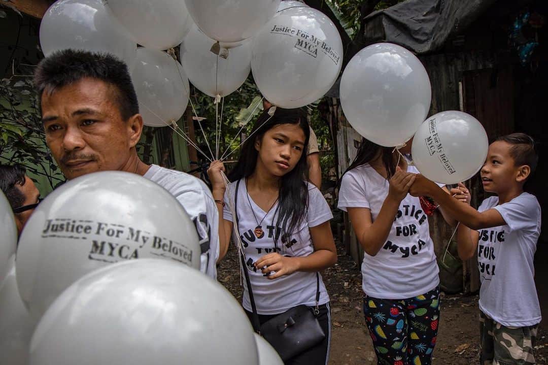 TIME Magazineさんのインスタグラム写真 - (TIME MagazineInstagram)「Relatives and friends attend the funeral of Kateleen Myca Ulpina in Rodriguez, #Philippines, on July 9. The three-year-old was fatally shot by police officers during a drug raid that targeted her father, who authorities said was armed and may have used her as a human shield. The girl is one of the latest victims of President Rodrigo Duterte's "war on drugs," which #humanrights groups and and #activists estimate have left more than 6,000—and perhaps as many as 27,000—people dead since 2016. This week, @amnesty described Duterte’s drug war as a "large-scale murdering enterprise" and urged the @unitednations to investigate for crimes against humanity. Photographs by @ezra_acayan—@gettyimages」7月10日 20時53分 - time