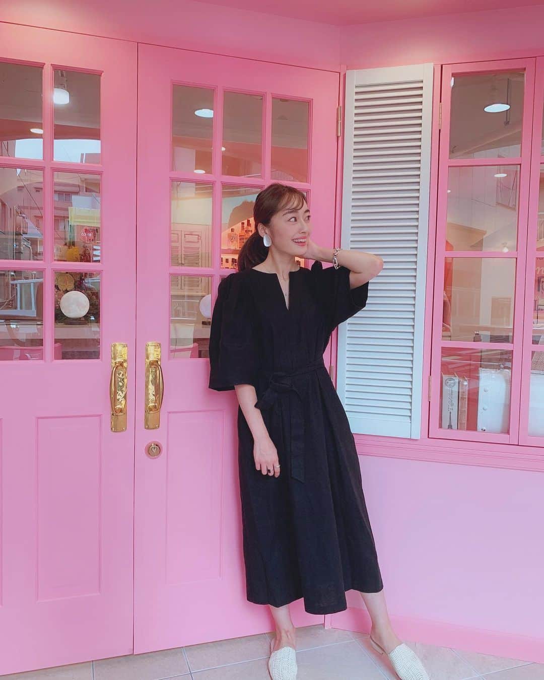 小祝麻里亜のインスタグラム：「リネンのワンピースはやはり涼しく、湿度の高い日本でも過ごしやすい☺️💘 ． ． ボリュームたっぷりの袖と、デコルテをすっきり見せてくれる、胸元のカッティングが好きです👗2枚目だとリネンの感じが伝わるかな？ ． op▶︎ @storynine_jp ＿＿＿＿＿＿＿ #storynine #outfit #coordinate #look #fashion  #onepiece  #셀스타그램 #얼스타그램 #코디 #스타일링 #데일리 #데일리룩 #오오티디」