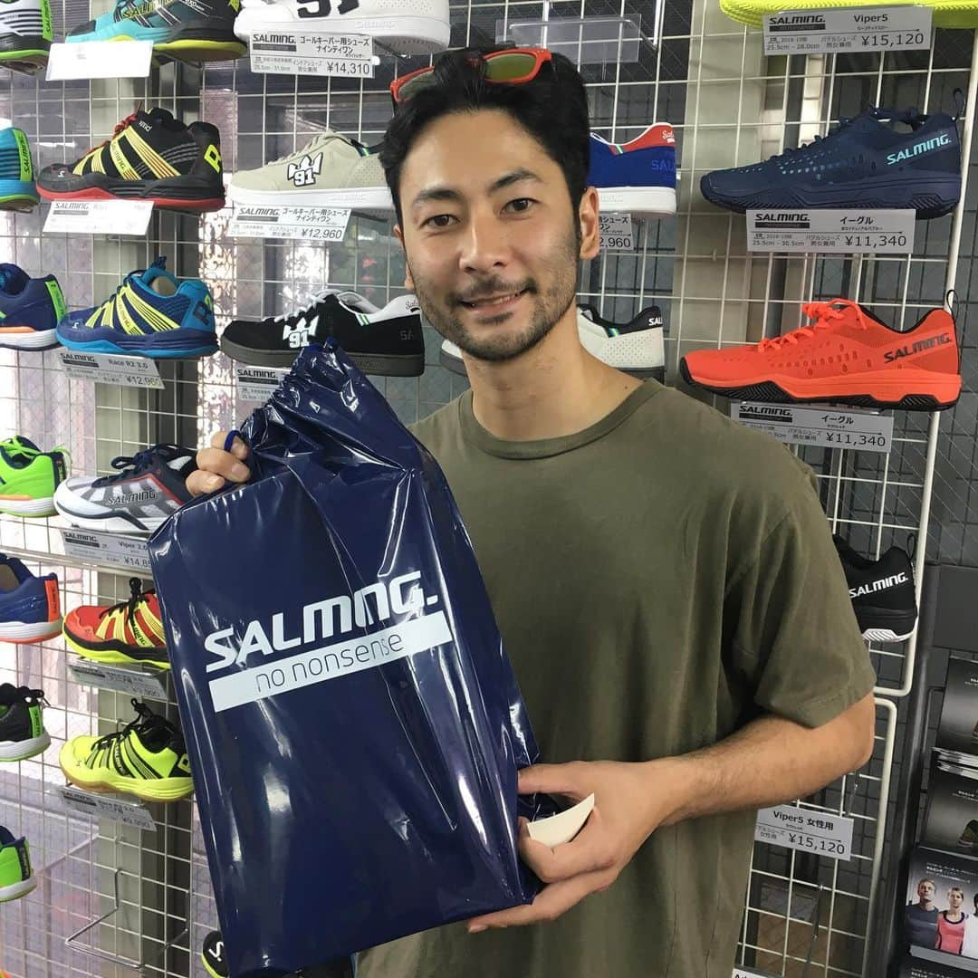 渡部仁さんのインスタグラム写真 - (渡部仁Instagram)「SALMINGに大崎電気の東長濱選手と一緒に行ってきました🕺🏻 新作シューズが3150🔥 是非チェックしてみてください👍  Thanks for SALMING🇸🇪 これからもよろしくお願いします🙇🏻‍♂️ #SALMING  #handball  #トヨタ車体ブレイヴキングス #大崎電気オーソル」7月10日 20時59分 - jin.w20