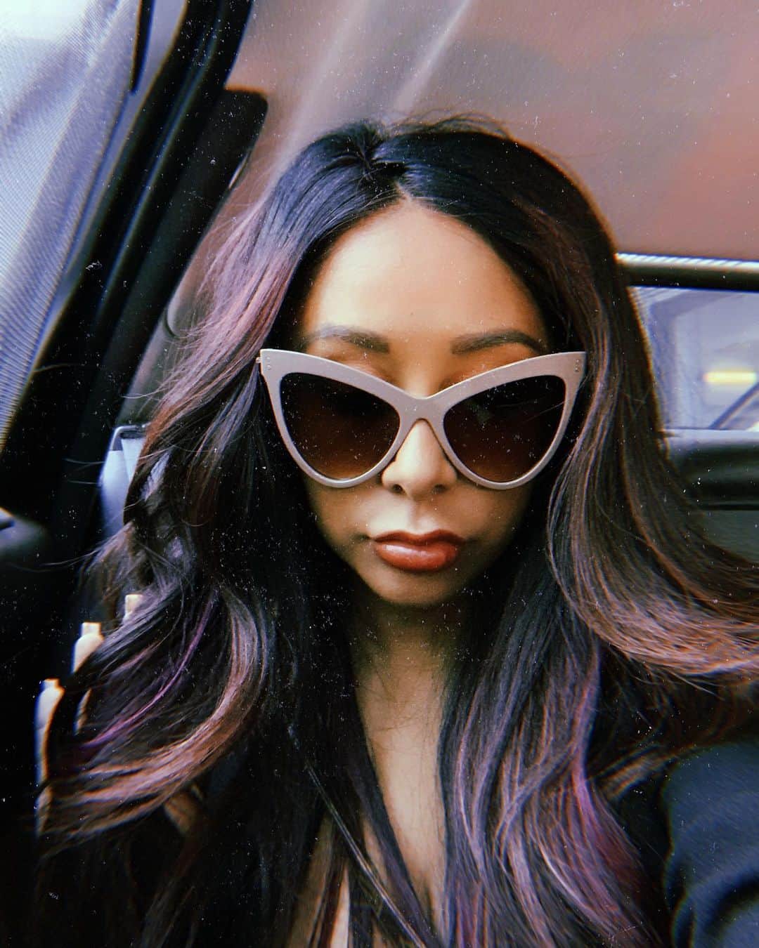 ニコール・ ポリッツィのインスタグラム：「I feel rich in these shades. 🙋🏽‍♀️ @thesnookishop」