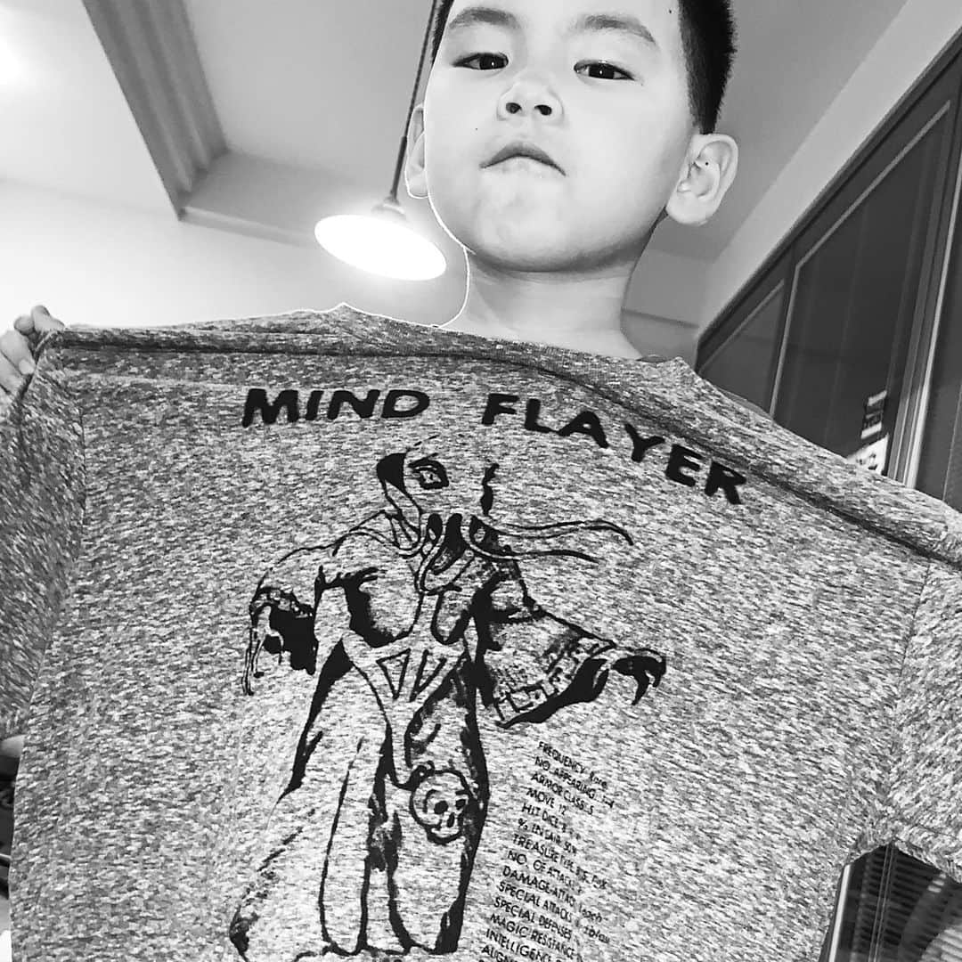 DJ DARUMAのインスタグラム：「本日大阪に弾丸出張🚅 mtg終わりでフラッと入ったアメ村の雑貨屋で MIND FLAYERのTシャツ見つけた。しかも！DUNGEONS&DRAGONS official コレ今のところ今年1位」
