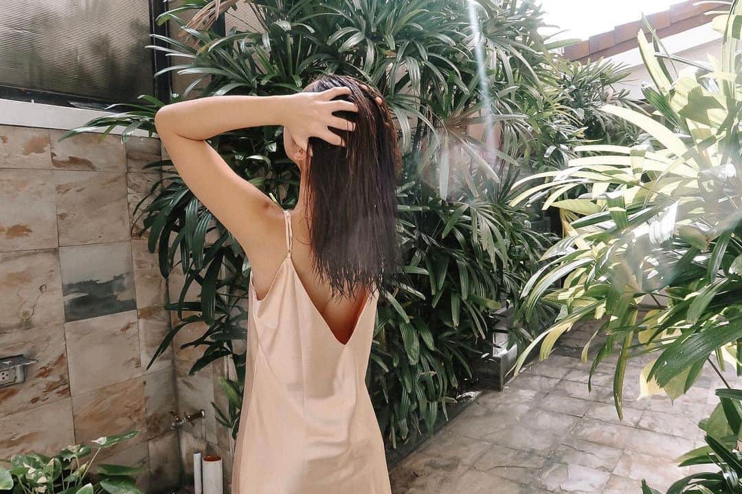 ジュリア バレットのインスタグラム：「An easy afternoon & a random video of me. Swipe left ⛅️」