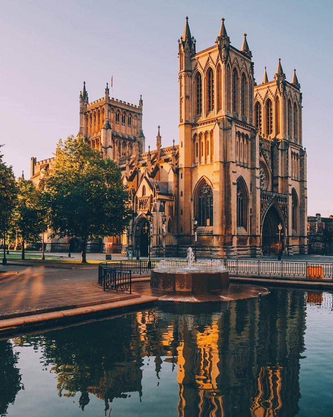 BEAUTIFUL DESTINATIONSさんのインスタグラム写真 - (BEAUTIFUL DESTINATIONSInstagram)「"Early morning chasing light in the center of Bristol ✨" (📷: @davideor94 📍: Bristol, United Kingdom)」7月10日 21時03分 - beautifuldestinations