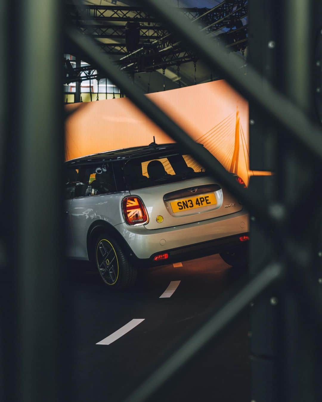 Thomas Kakarekoさんのインスタグラム写真 - (Thomas KakarekoInstagram)「Anzeige I Charged With Passion  For the next phase of my ongoing @MINI project I traveled to Rotterdam for the reveal of the first all-electric MINI. Two days packed with fun and #ChargedWithPassion, here‘s what happened so far: (1) First morning mission, super special sunrise (2) @alannanicolex and the new MINI Electric (3) Best view of Rotterdam from the rooftop terrace of our hotel (4) #MINIElectric shortly after the reveal (5) Rotterdam as seen from our first dinner location (6) The iconic Union Jack Tail Lights on the new MINI Electric #MINI #rotterdam  MINI Cooper SE*: Energy consumption in kWh/100 km combined: 13.2/15.0, Fuel consumption in l/100 km combined: 0, CO2 emissions in g/km combined: 0. The driving range depends on a variety of factors, especially: personal driving behaviour, selected route, weather conditions, usage of heating/cooling and preconditioning. *These figures are preliminary values and have not yet been confirmed. Subject to change.」7月10日 21時06分 - thomas_k