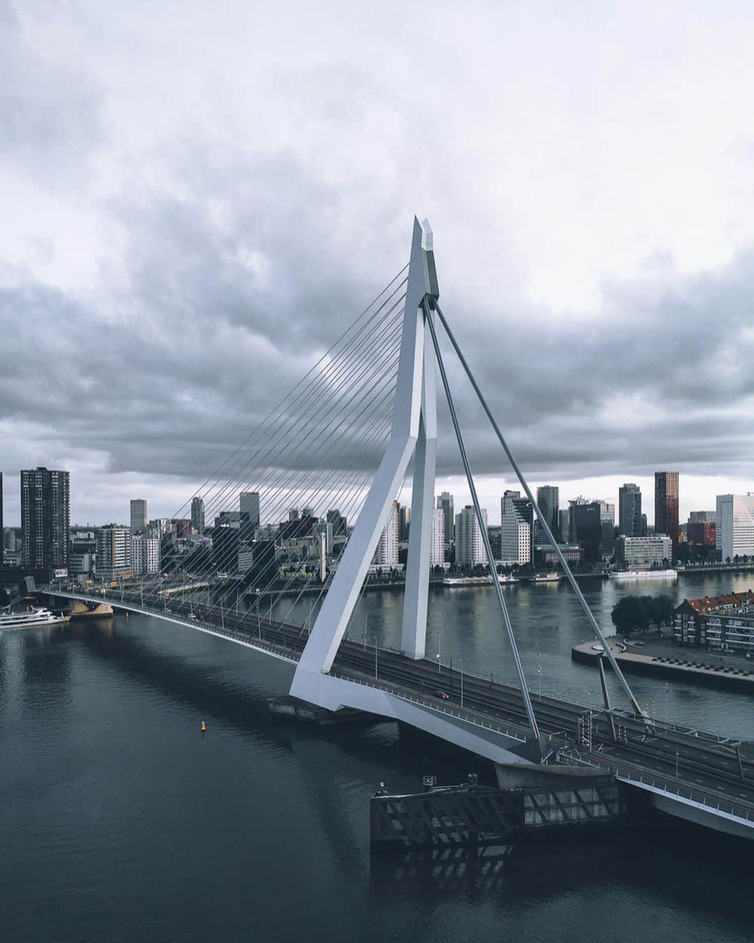 Thomas Kakarekoさんのインスタグラム写真 - (Thomas KakarekoInstagram)「Anzeige I Charged With Passion  For the next phase of my ongoing @MINI project I traveled to Rotterdam for the reveal of the first all-electric MINI. Two days packed with fun and #ChargedWithPassion, here‘s what happened so far: (1) First morning mission, super special sunrise (2) @alannanicolex and the new MINI Electric (3) Best view of Rotterdam from the rooftop terrace of our hotel (4) #MINIElectric shortly after the reveal (5) Rotterdam as seen from our first dinner location (6) The iconic Union Jack Tail Lights on the new MINI Electric #MINI #rotterdam  MINI Cooper SE*: Energy consumption in kWh/100 km combined: 13.2/15.0, Fuel consumption in l/100 km combined: 0, CO2 emissions in g/km combined: 0. The driving range depends on a variety of factors, especially: personal driving behaviour, selected route, weather conditions, usage of heating/cooling and preconditioning. *These figures are preliminary values and have not yet been confirmed. Subject to change.」7月10日 21時06分 - thomas_k