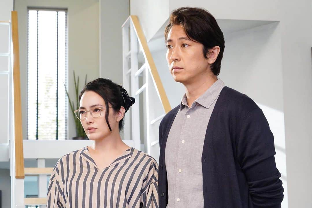 日本テレビ「偽装不倫」さんのインスタグラム写真 - (日本テレビ「偽装不倫」Instagram)「💍今夜放送‼️第1話💍﻿ キャリアウーマンの葉子(#仲間由紀恵)と、温厚で人当たりがいい商社マンの夫・賢治(#谷原章介)。﻿ 誰もがうらやむ理想の夫婦💑…のはずが⁉️﻿ ﻿ #偽装不倫 #第1話 #今夜10時﻿ #日テレ #水ドラ﻿ #YLAB #LINEマンガ #文藝春秋﻿ #東村アキコ﻿ ﻿ 【公式HP】﻿ ntv.co.jp/gisouhurin/」7月10日 21時09分 - gisou_ntv