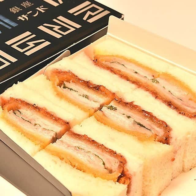 東京カレンダーさんのインスタグラム写真 - (東京カレンダーInstagram)「ミルフィーユカツの間にシソを挟んで揚げ、南高梅と蜂蜜を合わせたソースで味付けされた「ウメシソバターカツサンド」。夜の街へと繰り出す時、こんな手土産をもって行けば一目置かれること間違いなし！ #東京カレンダー #東カレ #tokyocalendar #sandwich #カツサンド #手土産 #銀座 #銀座サンド #ウメシソバターカツサンド」7月10日 21時10分 - tokyocalendar