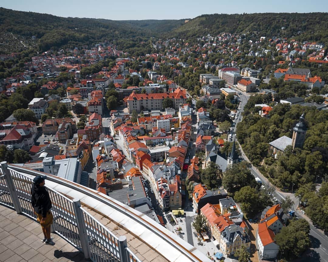 山下歩のインスタグラム：「ゲーテ街道6都市目はイェーナ！Jen-Towerから見下ろせる街の景色、屋根がほぼ全部オレンジでとてーも絵になります。やっぱり景観を守るため建物の色のルールとかもあるみたい。Jena RGBと題して赤緑青の写真たちです。 @visitjena  #visitjena #goethe #germany #europe #travel #イェーナ #ドイツ #海外旅行 #ドイツ観光局」