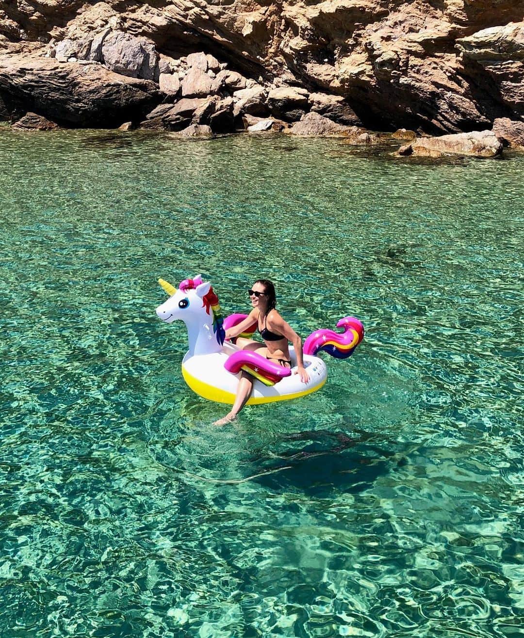 ラウラ・レピストさんのインスタグラム写真 - (ラウラ・レピストInstagram)「Swimming breaks, unicorns, tzatziki and feta cheese. Vacation essentials.🦄☀️🇬🇷⛵️ #hakunamatata」7月10日 21時11分 - lauralepisto