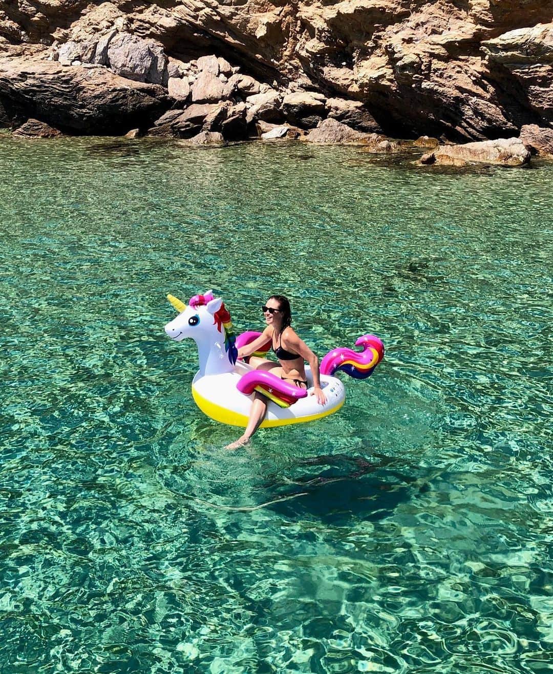 ラウラ・レピストのインスタグラム：「Swimming breaks, unicorns, tzatziki and feta cheese. Vacation essentials.🦄☀️🇬🇷⛵️ #hakunamatata」