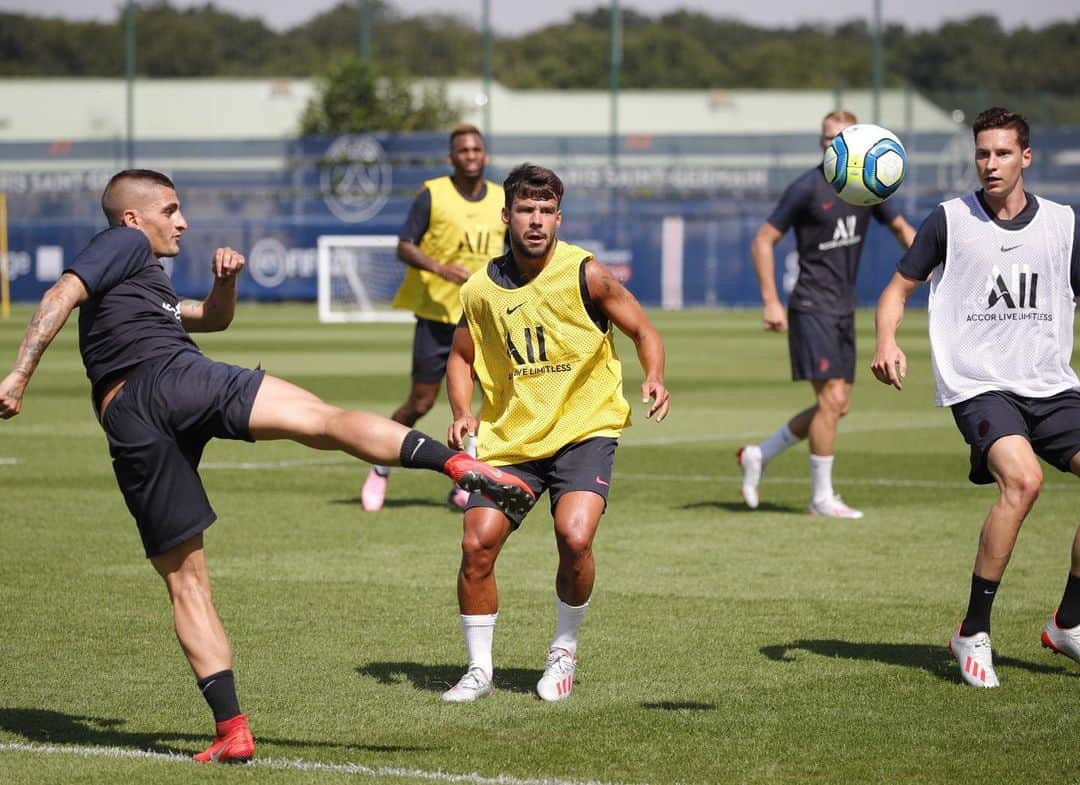 ファン・ベルナトさんのインスタグラム写真 - (ファン・ベルナトInstagram)「Premier entraînement⚽️⚽️💪💪」7月10日 21時11分 - juanbernat