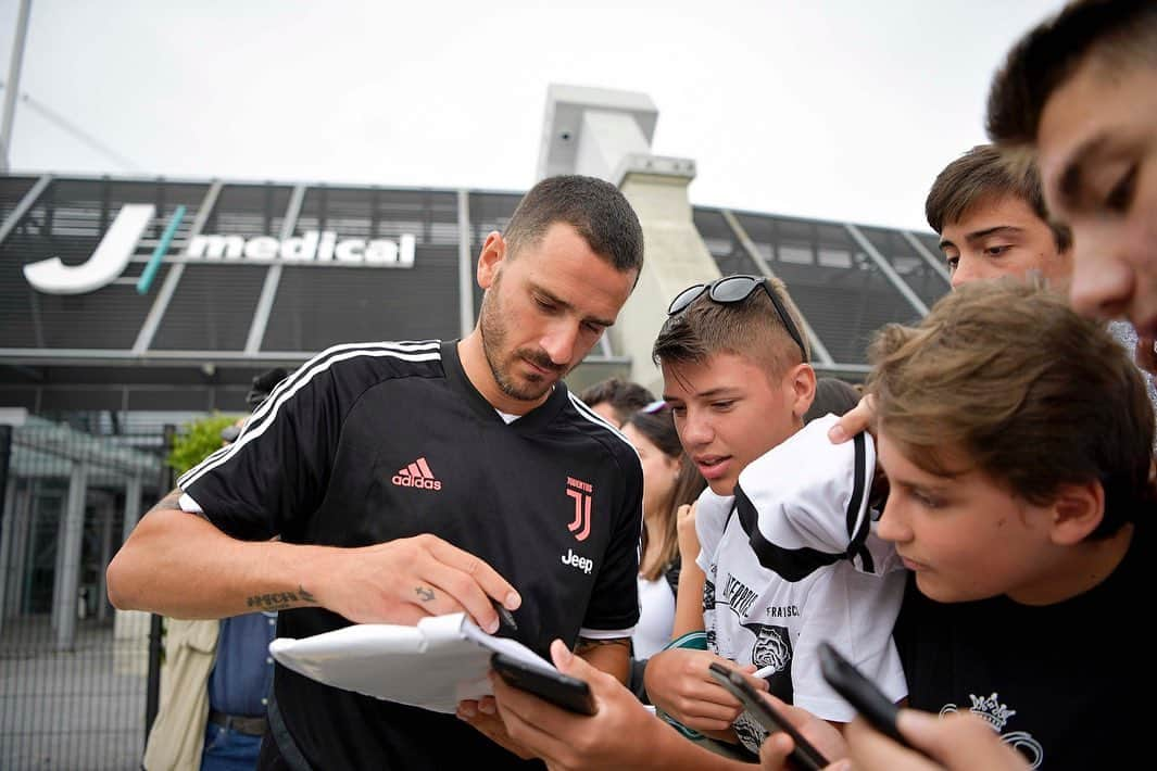 レオナルド・ボヌッチさんのインスタグラム写真 - (レオナルド・ボヌッチInstagram)「È l’ora di un nuovo inizio ⚪️⚫️ #LB19 #FinoAllaFine」7月10日 21時21分 - bonuccileo19