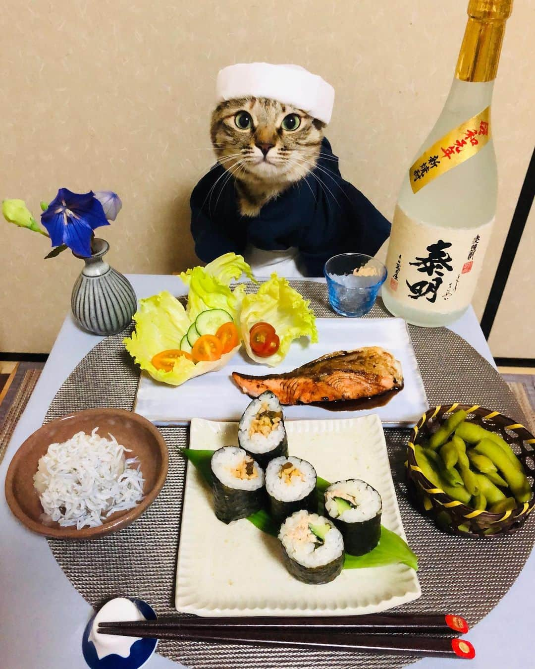 マロさんのインスタグラム写真 - (マロInstagram)「🔶納豆の日🔶  Swipe▶️ ・納豆巻き (fermented soybeans rolls) ・サーモンのバター焼きバルサミコソース (Grilled salmon with butter, balsamic sauce) ・釜揚げしらす (straight-from-the-pot young sardine which is freshly boiled) ・枝豆 (Edamame) ☆ いつもコメントありがとうございます😸🙏💕 返信出来なくてすみません🙇‍♀️ 全て拝見しています🐾 ☆ Thank you for your kind comments😸🙏💕 I'm sorry that I couldn't reply. ☆ #cat#cats#catsofinstagram#😻 #food#chef#japanesefood#sake #今日は何の日#7月10日#納豆の日 #にゃんすたぐらむ#ねこ#ネコ#猫 #ねこ部#ふわもこ部#焼酎#料理 #猫との暮らし#板前#sushi」7月10日 21時16分 - rinne172