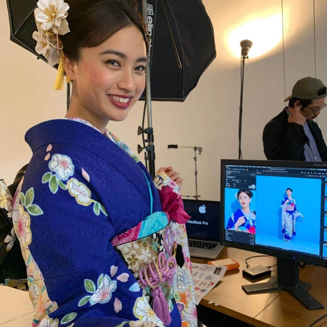 京都きもの友禅【公式】さんのインスタグラム写真 - (京都きもの友禅【公式】Instagram)「【玖瑠実ちゃん撮影オフショットをお届け💕】 長時間の撮影お疲れ様です！🧡👩🏻‍💼 model @kurumi_0125_  #玖瑠実  @kimono_yuzen  で振袖コーデをcheck♫  ーーーーーーーーーーーーーーーーーーーーーーーーー  成人式の振袖を選ぶなら、、、夏のうちに！ 🧐  早めに選んでおくと、 コーディネートの相談をじっくりできたり、 ヘアアレンジを試せたり、 前撮りをすることも...♡ 京都きもの友禅では、  #ハタチは一生もの をコンセプトに ✨成人式のヘアメイク・着付け無料 ✨前撮り記念写真・着付け無料 ✨卒業式での袴レンタル無料 and more... などなど、 成人式前〜アフターフォローまで全力でサポートをさせていただきます！！ ※対象条件がございますので、特設サイトをご覧ください。  ご来店特典・アフターフォロー特典が盛りだくさんの 👘振袖フェア👘の詳細は、  @kimono_yuzen 👉プロフィール欄からご覧いただけます。  ーーーーーーーーーーーーーー  #京都きもの友禅 #ハタチは一生もの  #撮影オフショット#着物で #うなじ美人#艶やか#令和最初の成人式 #振袖 #furisode #振袖レンタル #成人式振袖 #はたち #ハタチ #成人式 #成人式前撮り #振袖前撮り #振袖コーディネート #振袖コーデ #振袖ヘアメイク #成人式髪型 #キモノ#kimono #成人式着物  #フリジョ #ふりそでーしょん#成人式2020 #きもの #着物美人 #きもの女子」7月10日 21時16分 - kimono_yuzen