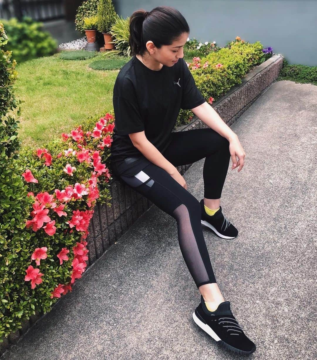 比嘉バービィさんのインスタグラム写真 - (比嘉バービィInstagram)「Wearing my brand new @nike leggings.  NIKEのレギンス#初おろし . 本当はカッコ良く、上下ブランド統一するべきなのだけど梅雨で洗濯物がたまってて、できなかったよねー🤪 . . #これがリアル #運動できればいいのだ  #きっと . . そう言えば、「運動しなそう」と言われることがあるけどSNSにupしないからと言って運動をしないわけではない😂(笑) . 昔からカラダを動かすのは好きで、バレーボール、ダンス、ヨガetc... 今はジムがメインだけど、程よい運動をしないと落ち着かない。 . 海外ロケでは特に体が鈍るので帰国後はジムがMUST🏃‍♀️ . . そんな私の通っているジムは #携帯使用禁止  音楽を聴くための使用は大丈夫みたい。 #ウォークアウト に集中できるのはいい  #fitness #gym #workout  #NIKE #トレーニングウェア」7月10日 21時17分 - barby724