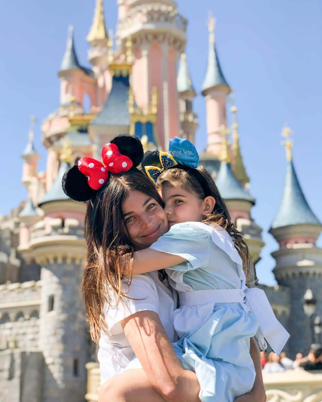 ジュリア・レストイン・ロイトフェルドさんのインスタグラム写真 - (ジュリア・レストイン・ロイトフェルドInstagram)「Romy and Mommy in Wonderland! Thank you @disneylandparis Paris for having us! Yearly summer Mother-Daughter tradition done well! #disneylandparis #disneyland #disneywildfestival #romynicole 💫❤️」7月10日 21時19分 - juliarestoinroitfeld