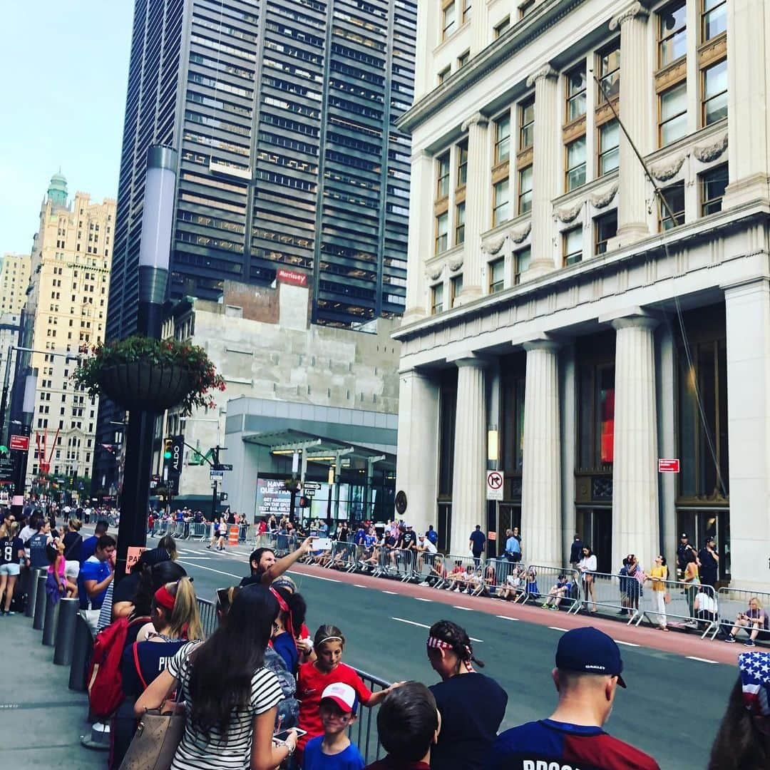 ブリジット・モイナハンさんのインスタグラム写真 - (ブリジット・モイナハンInstagram)「Lining up to celebrate @uswnt #worldcup2019」7月10日 21時19分 - bridgetmoynahan