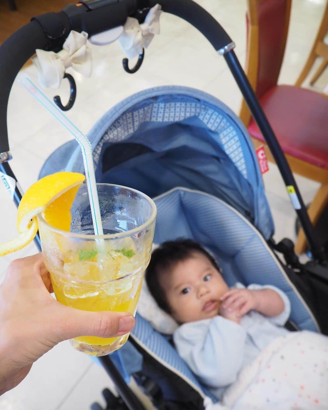 こままりえさんのインスタグラム写真 - (こままりえInstagram)「✴︎ cool down🍹 . これから夏本番☺️ 赤ちゃんとのお出かけは 十分な #暑さ対策 が必須です☀️ . ベビーカーでの外出中も 気兼ねなく涼むことができる #クールダウンスポット で 弟くんとのんびり休憩です👶🍹✨ . ベビーカーでのお出かけは 遠回りして移動しなきゃいけなかったり 周りに配慮して歩いたり💦 それに加えて #授乳 だったり #オムツ替え だったり 何かと大変なことが多いから こういったスポットは嬉しい😆 #ベビーカー熱中症 の予防にもなるし 子連れでのお出かけの強い味方です💖 . こまめに休憩して いっしょにお出かけ楽しもうね〜👶✨ . #ベビーカー熱中症予防 #十六茶 #カフェメディオ #そごう横浜 #ベビーカーOK #PR #カフェ #カフェデート #アサヒ飲料 #ベビーカー #ベビーカーでお出かけ #熱中症 #健康管理 #体調管理 #暑さ対策 #子育て #育児 #赤ちゃん #令和ベビー #男の子ベビー #男の子ママ #2児ママ #2歳差育児 #弟くんの成長記録 #生後2ヶ月」7月10日 21時20分 - komamarie