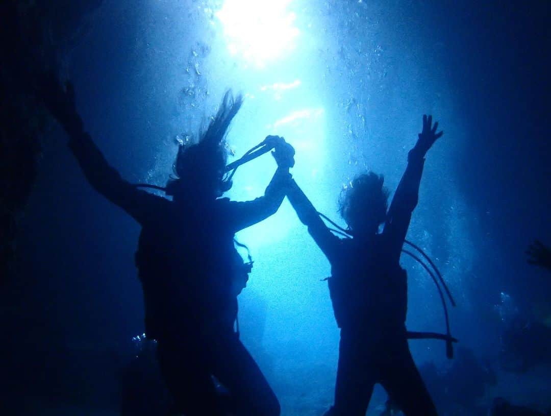 中川聴乃さんのインスタグラム写真 - (中川聴乃Instagram)「初 #diving 🐠✨ うん、最初は怖くて慣れなかった。笑 溺れたらどうしようかと最後まで考えてたら、 体が力み過ぎてインストラクターさん大変そうでした😂 ・ でも海の中は新世界で、 凄く不思議な気持ちだった〜🐚💕 ・ ・ #家族旅行 #trip  #自然に触れる休日  #okinawa  #青の洞窟  @aaaya1019」7月10日 21時23分 - nakagawaakino24