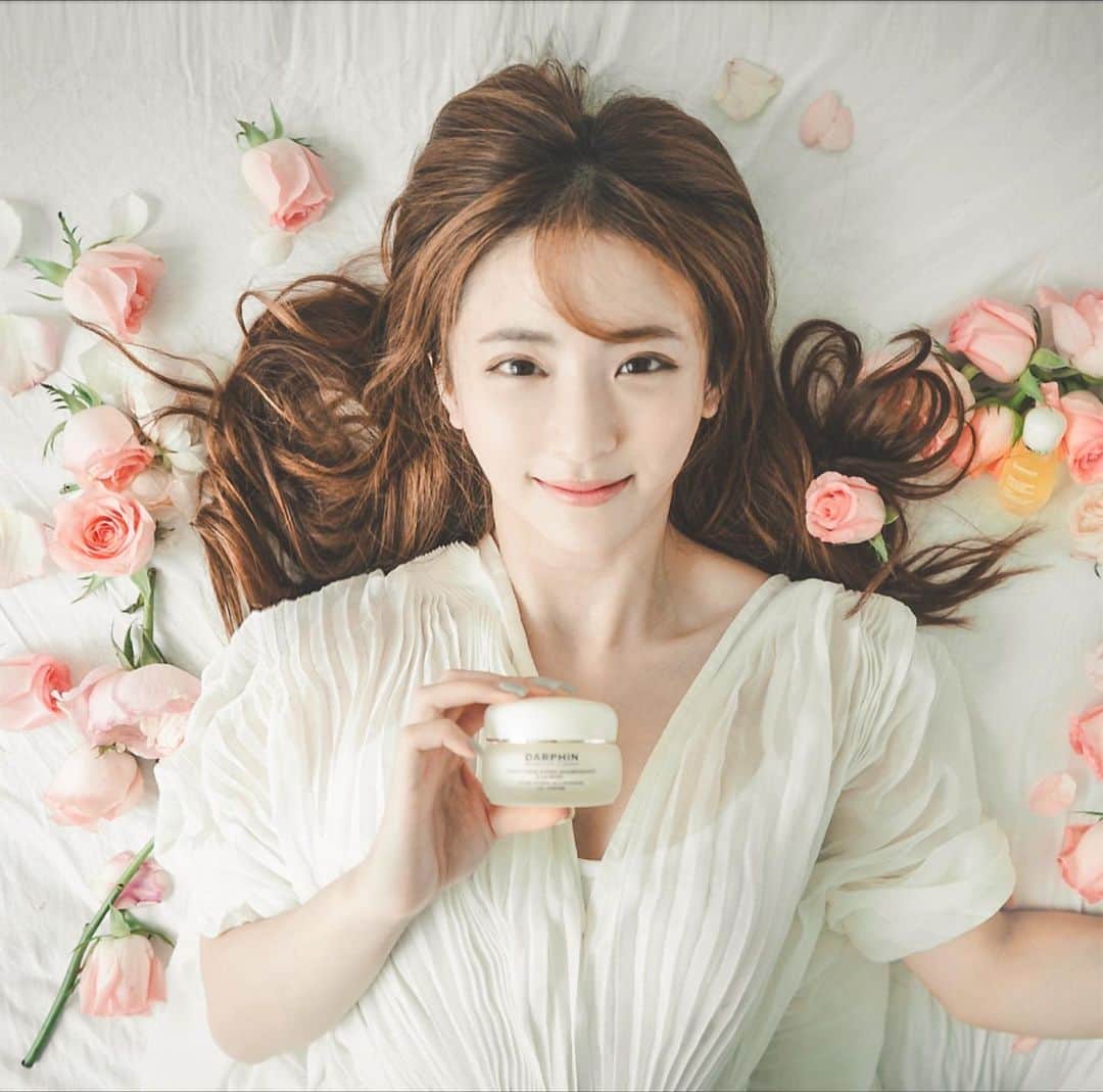 Giann Chanのインスタグラム：「七月是玫瑰的月份，怎可能不用有玫瑰花成份的護膚品呢。  集玫瑰原精、精油、花蠟於一身的Darphin face cream和精華油都是我今季的新歡！ 玫瑰一直都有極強的護膚保濕功效  這點是毋庸置疑的  而Darphin的更是由純正花植萃取 1KG既玫瑰精萃足足用了700KG玫瑰提煉出來的 所以滋潤水感度我給99.9999分 快跟我一同嘗試被玫瑰包圍的感覺吧💕 #RosePower #DarphinHK #BotanicalForceForBeauty」