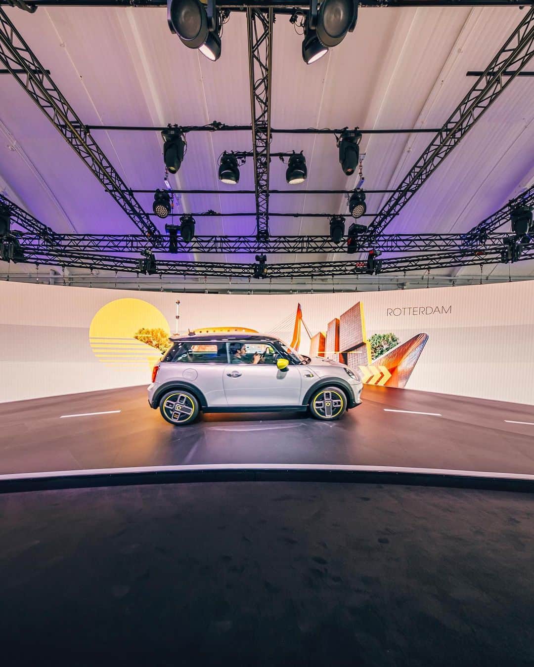 Nicanor Garcíaのインスタグラム：「Charged with passion | Cargado con pasión #nicanorgarcia #travelarchitectures I was very lucky yesterday to attend the world premiere of the first all-electric #MINI. It was an exciting event that confirmed for me that the new MINI Electric is indeed #ChargedWithPassion. ⠀ #Emobility is becoming increasingly important in our world because it’s eco-friendly and efficient. I’ve been thinking about this. If the battery of an #ElectricVehicle is made and charged with renewable energy, it is zero-emission.  @MINI #MINIElectric #advertisement ⠀ MINI Cooper SE*: Energy consumption in kWh/100 km combined: 13.2/15.0, Fuel consumption in l/100 km combined: 0, CO2 emissions in g/km combined: 0. The driving range depends on a variety of factors, especially: personal driving behaviour, selected route, weather conditions, usage of heating/cooling and preconditioning. *These figures are preliminary values and have not yet been confirmed. Subject to change.」