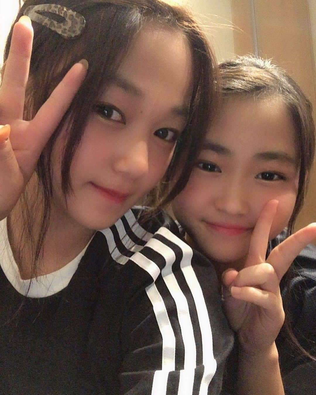 NANAさんのインスタグラム写真 - (NANAInstagram)「今日の我が家は珍しくリアルに女子の家みたい😅🤭 ☆ ゴリゴリのHIPHOP聴きながらヘアアレンジにメイク💄 ✨💕 ☆ 母ちゃんは見てるだけですが😂姉妹楽しそうで何より〜 ☆ まる子来年にはjkになるからひなせに沢山メイク教えて貰うんだって〜😄 ☆ ☆ わちゃわちゃうるさい我が家だけど毎日楽しいね👯‍♀️ ☆ #sister#姉妹#jc#女子高生#親バカ#子育て#love#メイク#メイクアップ#jk#jk2#思春期姉妹#気の強い女子」7月10日 21時25分 - nana1977hs