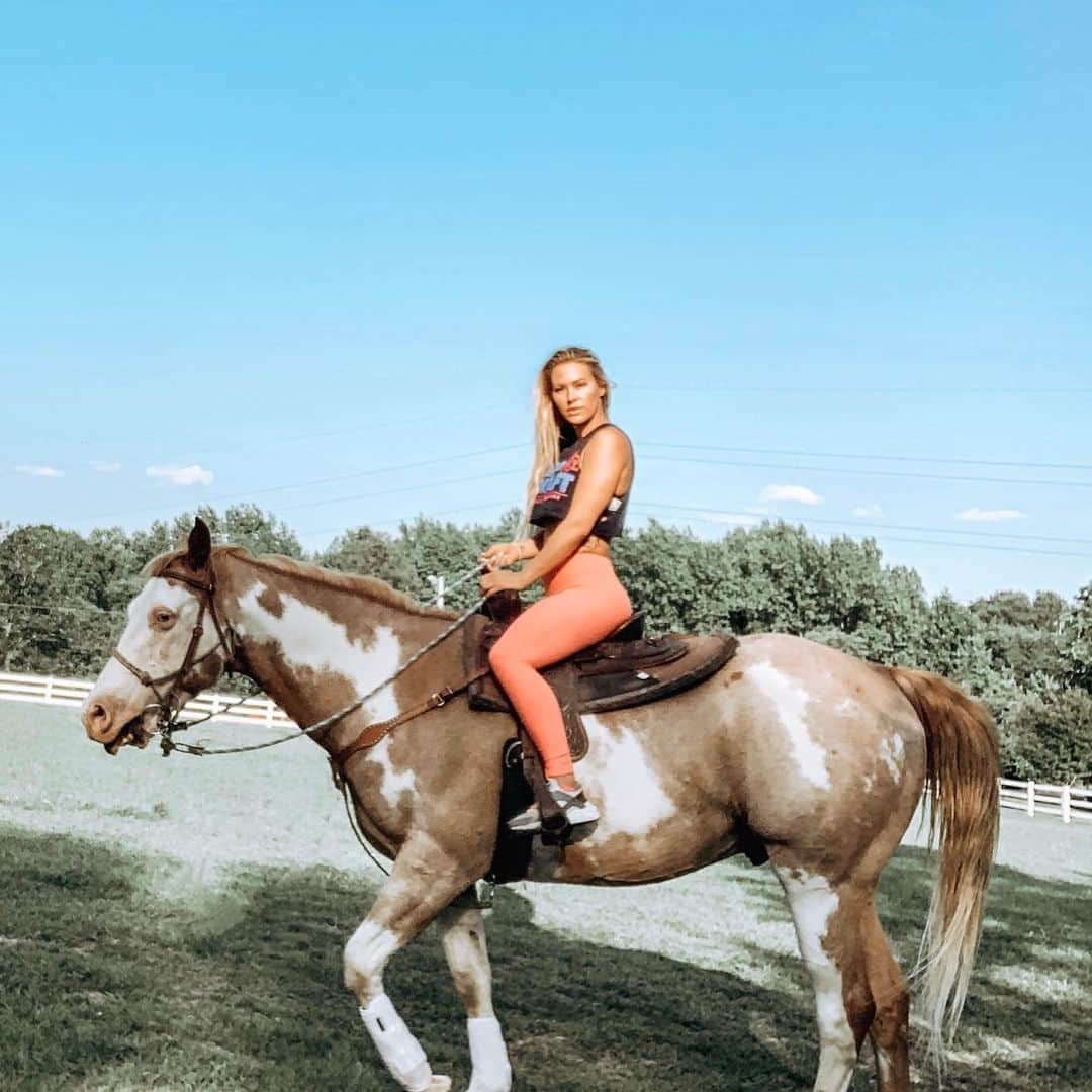 Kindly Myersさんのインスタグラム写真 - (Kindly MyersInstagram)「My happy place. I love spending time at the barn. It’s so calming to be with these guys.」7月10日 21時27分 - kindlymyers