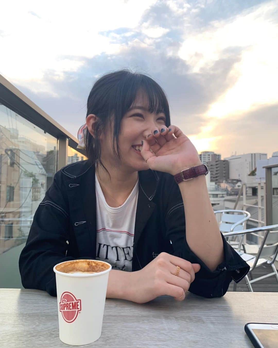 上野優華さんのインスタグラム写真 - (上野優華Instagram)「夜になっても外が明るいね…。 夏って感じだ🌞🌴🌺✨ テラスでお茶するのがかなり好き。 インドア派ではあるけど、風感じながら何がするのが好きなんだー🥰  #coffeesupreme #カフェ #東京カフェ #cafe #instacafe #cafe巡り #cafegram #ゆうぐれ #夕景」7月10日 21時28分 - yuukaueno0205