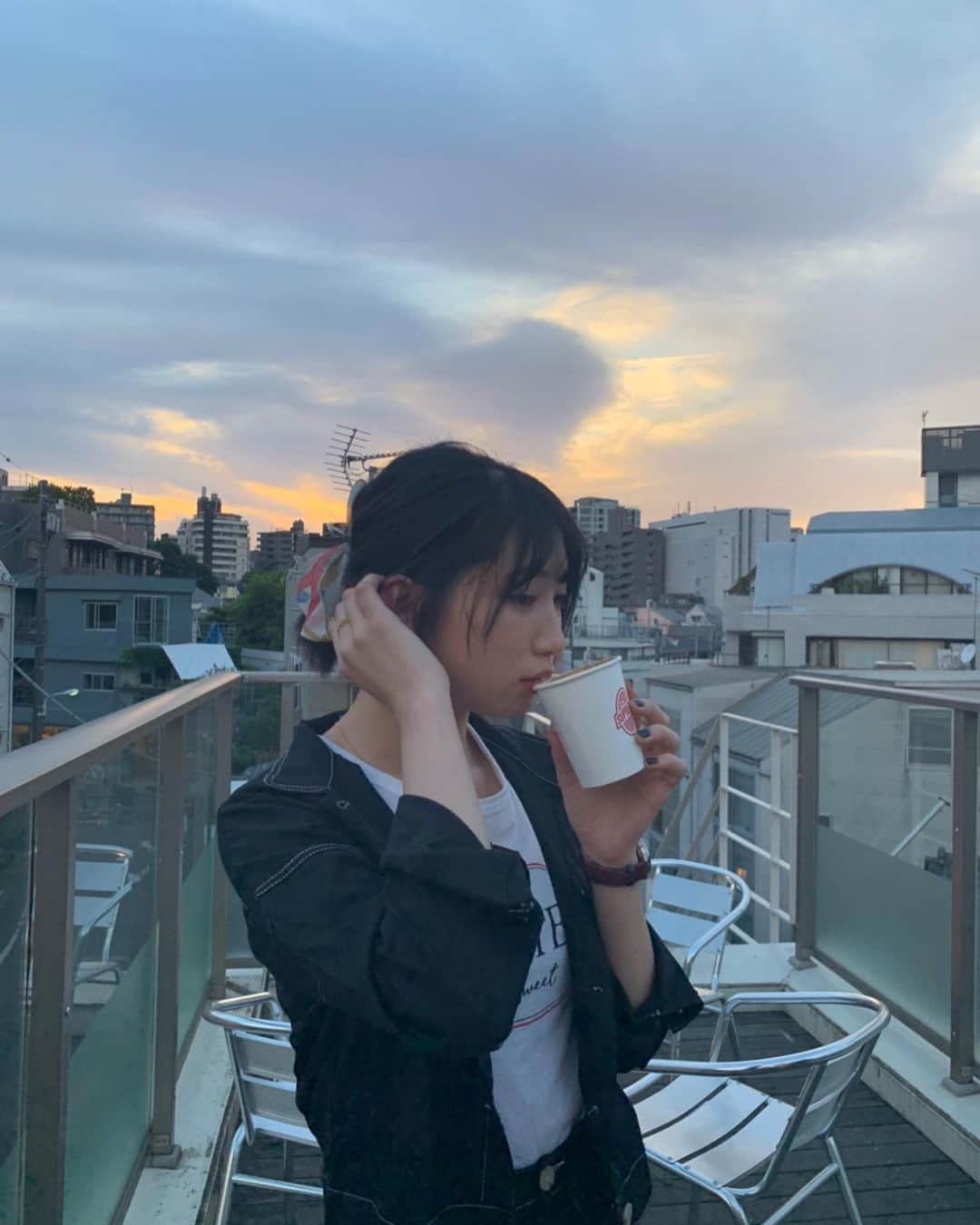 上野優華さんのインスタグラム写真 - (上野優華Instagram)「夜になっても外が明るいね…。 夏って感じだ🌞🌴🌺✨ テラスでお茶するのがかなり好き。 インドア派ではあるけど、風感じながら何がするのが好きなんだー🥰  #coffeesupreme #カフェ #東京カフェ #cafe #instacafe #cafe巡り #cafegram #ゆうぐれ #夕景」7月10日 21時28分 - yuukaueno0205