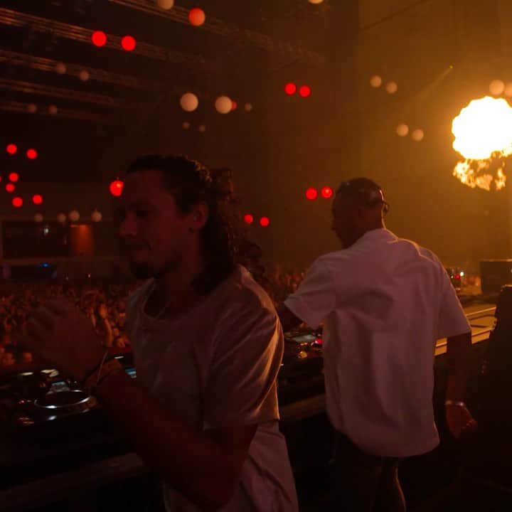 サネリー・ジェームズのインスタグラム：「‘Bring The Beat Back’ is OUT NOW!! 2nd tune of the #LoveDanceFeelEp. Curious about the other tracks? Hit the LINK IN BIO!! ;)」