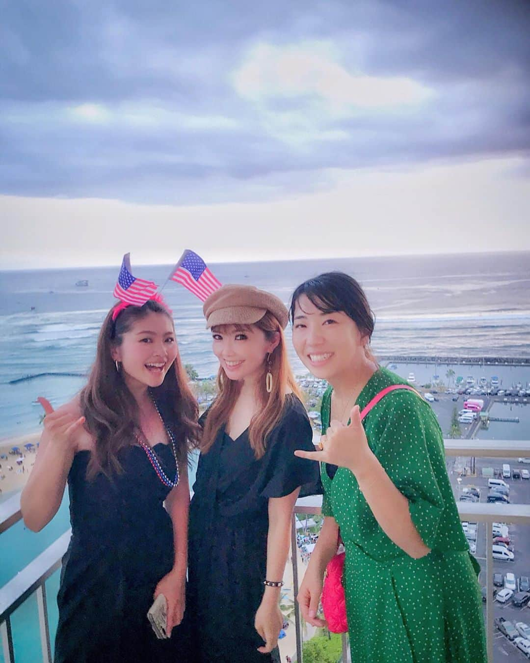 CHIHIROさんのインスタグラム写真 - (CHIHIROInstagram)「7月4日は🇺🇸の独立記念日✨﻿﻿ お友達や家族でお祝いする日。﻿ 集まった大好きな人達に会えました。﻿ 素敵な場所を貸し切ってくれたお友達に感謝✨﻿ ハワイの景色は癒される😌 ﻿﻿ この日のコーデはすべて﻿﻿ @to_the_sea_hawaii ﻿﻿ ﻿﻿ #独立記念日 #今年初花火 #Hawaii #ハワイ ﻿﻿ #海 #beach ﻿#july4th」7月10日 21時29分 - chihirostyle