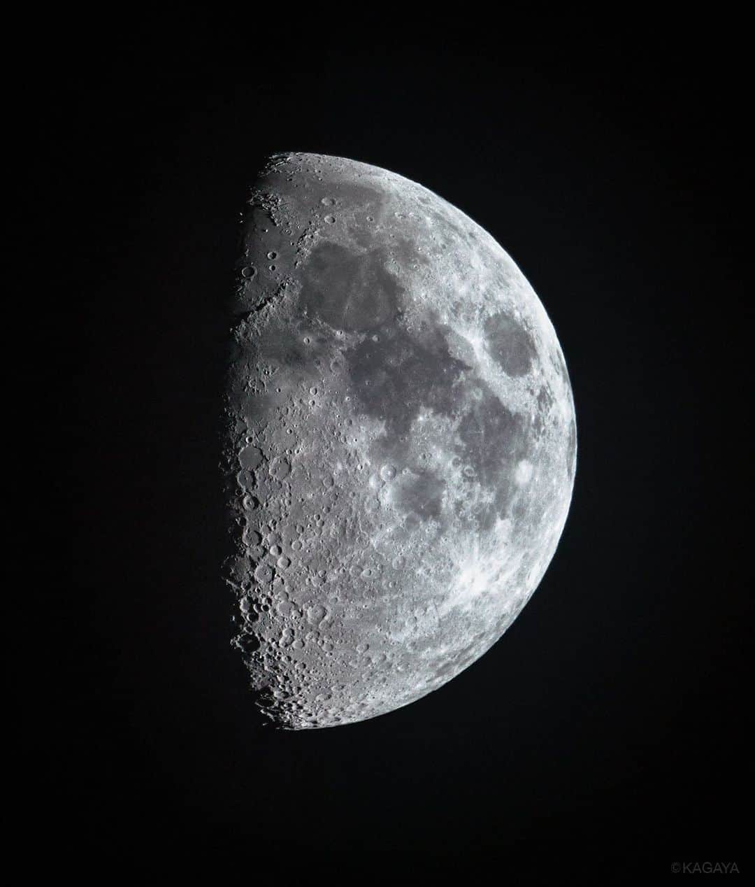KAGAYAさんのインスタグラム写真 - (KAGAYAInstagram)「雲間からつかの間、上弦を少し過ぎた月が見えました。 （先ほど東京にて、望遠鏡を使って撮影） 今日もお疲れさまでした。 明日もおだやかな一日になりますように。」7月10日 21時39分 - kagaya11949