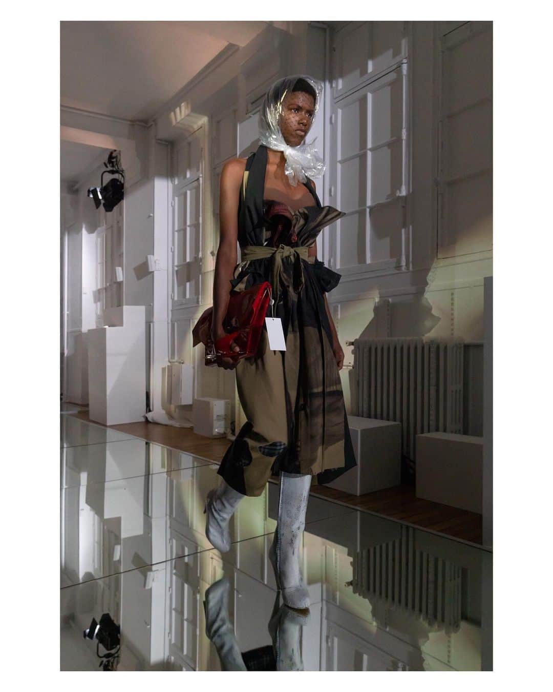 Maison Margielaさんのインスタグラム写真 - (Maison MargielaInstagram)「Printed trench coat cut into a halter-neck dress worn over a brown corset. White box leather boots, a red patent leather Snatched handbag and a green trench belt. Look 27 from Artisanal Co-ed Collection AW19 designed by @JGalliano #MaisonMargiela」7月10日 21時39分 - maisonmargiela