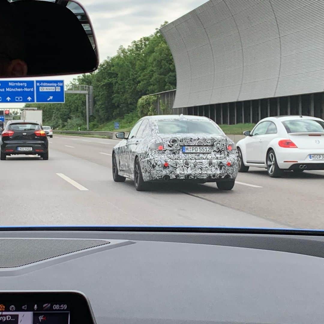 吉田由美さんのインスタグラム写真 - (吉田由美Instagram)「ミュンヘンで見たカモフラージュカー。  これなんの新型車かな。  #ミュンヘン」7月10日 21時32分 - yumi__yoshida