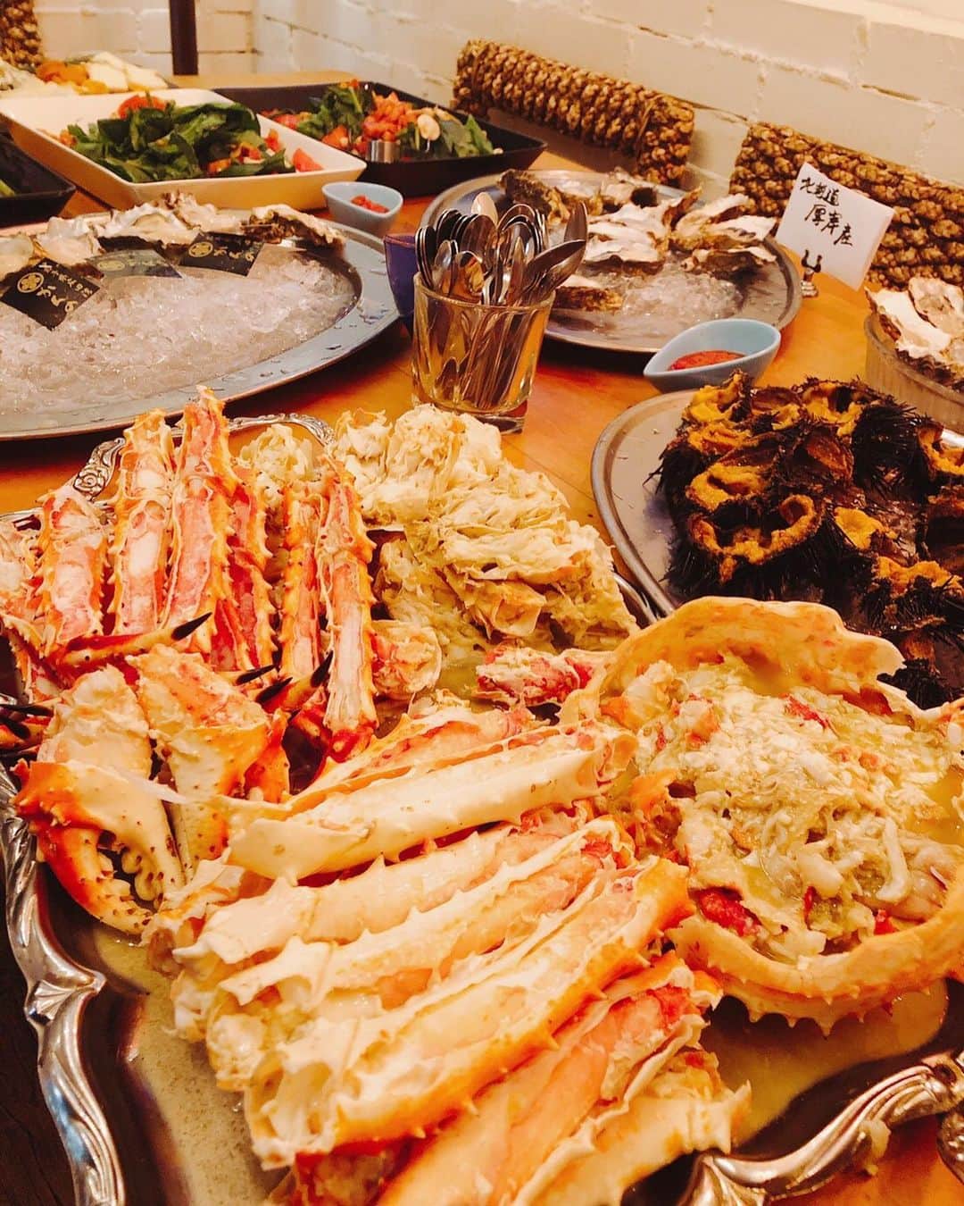 麻亜里さんのインスタグラム写真 - (麻亜里Instagram)「ワイン🍷 生牡蠣に生うににカワハギに蟹にヒレステーキに、、 大好物ばかりいただきました💓 海鮮もお肉もだーいすき🥰  ワンピは#mrselfportrait」7月10日 21時33分 - maari.0108