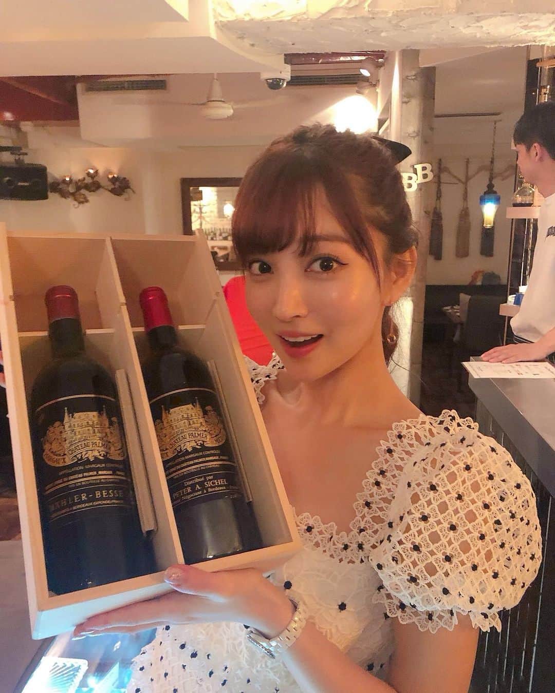 のインスタグラム：「ワイン🍷 生牡蠣に生うににカワハギに蟹にヒレステーキに、、 大好物ばかりいただきました💓 海鮮もお肉もだーいすき🥰  ワンピは#mrselfportrait」