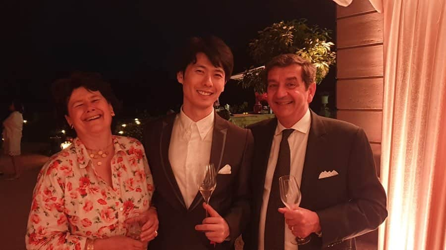 福間洸太朗さんのインスタグラム写真 - (福間洸太朗Instagram)「Souvenirs du Parc Bagatelle.. Merci au Festival Chopin à Paris @festivalchopinparis et au public!  J’étais heureux de jouer le programme « Autour des Nocturnes et Valses » deux fois à cet endroit magique. (Une fois concert privé le 4 juillet)  Merci Ariel et Antoine  Paszkiewicz (Photo 3) pour votre fidélité! . Photo 4: une histoire romantique avec un paon... 2年ぶりにここの孔雀ちゃんに会えて近づきましたが、全く相手にされずフラれちゃいました😅 . . #FestivalChopin #Satie #instapiano #musicianslife #piano#pianist #ParcBagatelle #paon #orangerie #パリ #バガテル公園 #サティ #ピアノ #孔雀 📷 S.Delavoye(1, 5, 6)、L.C.(2, 3, 4)」7月10日 21時33分 - kotarofsky